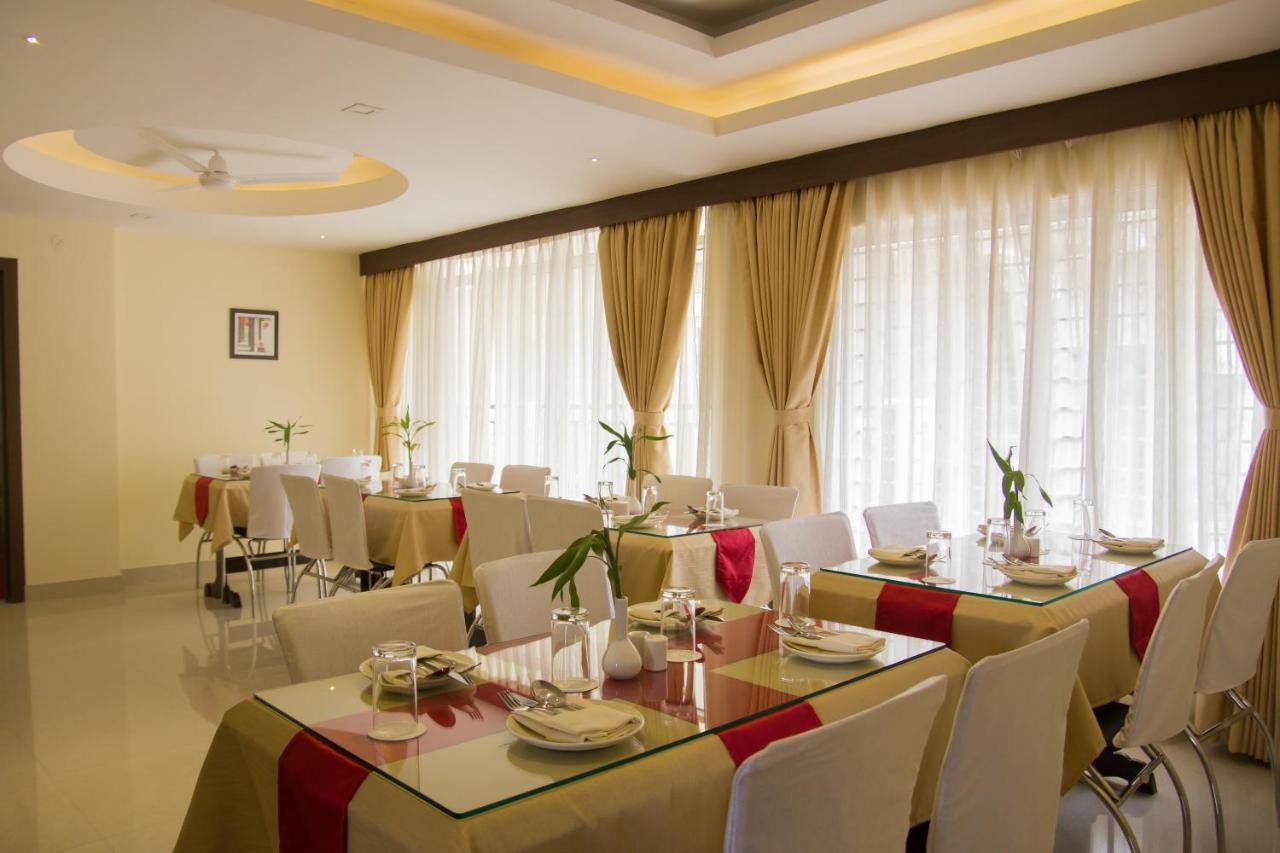 Hotel Park Riviera กูวาฮาติ ภายนอก รูปภาพ