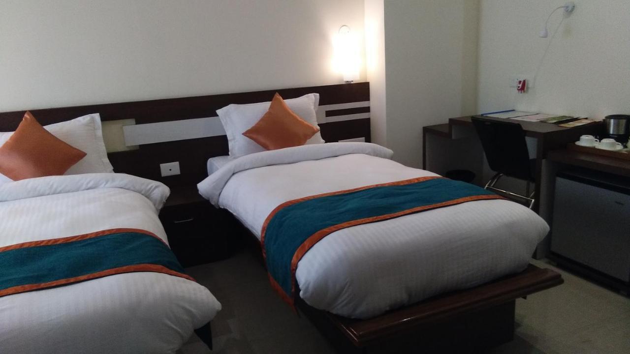 Hotel Park Riviera กูวาฮาติ ภายนอก รูปภาพ